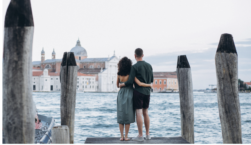 Coppia davanti alla laguna di Venezia